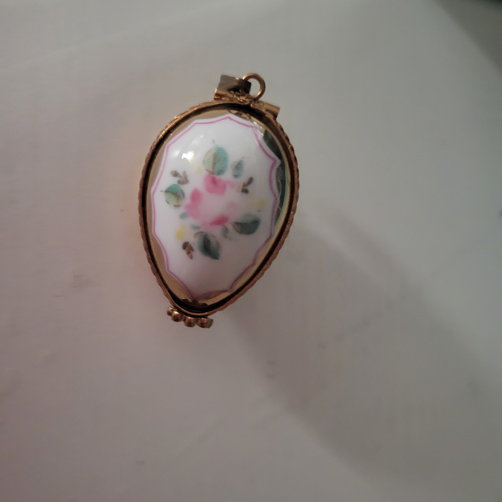 Vintage Limoges France Handpainted Locket. 24k Gold Finish